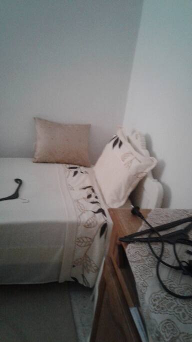 CHAMBRE AVEC UN LIT D'UNE PLACE AVEC ARMOIRE ET TABLE DE NUIT