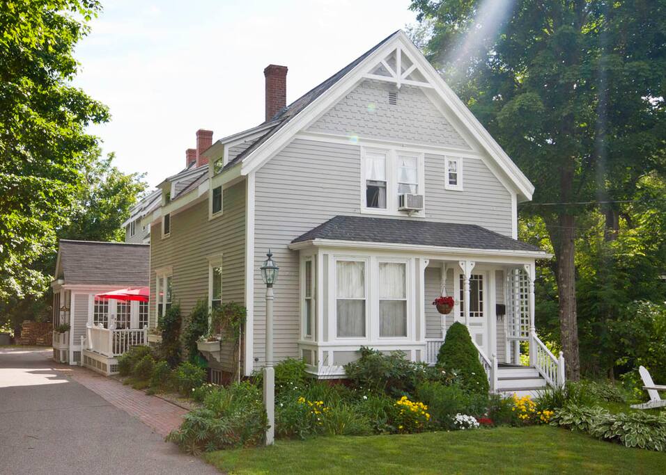 Exterior James Place Inn