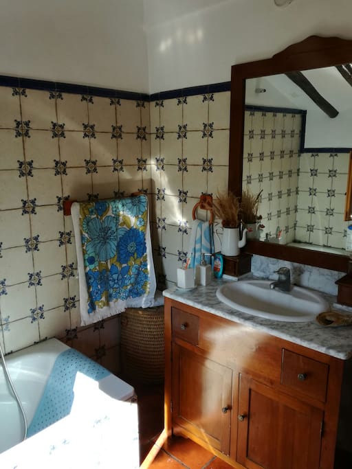 El baño conserva su aire rural ...