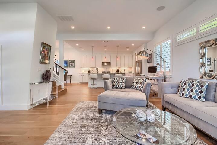 Upscale on S. Lamar- garage, gated yard w/dog door gallery image 4