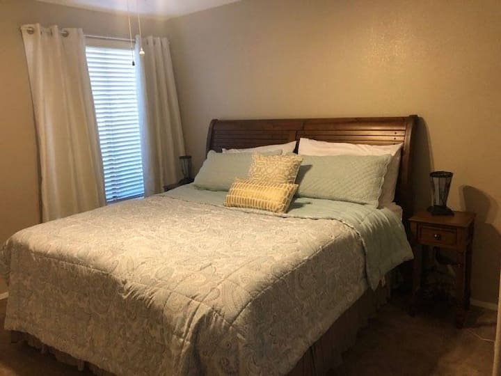 Kingsize bed met extreem hoge kwaliteit matras in de hoofdslaapkamer