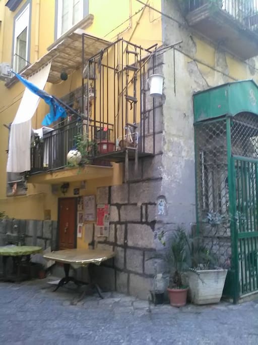 esterno del "basso napoletano",sede della nostra associazione