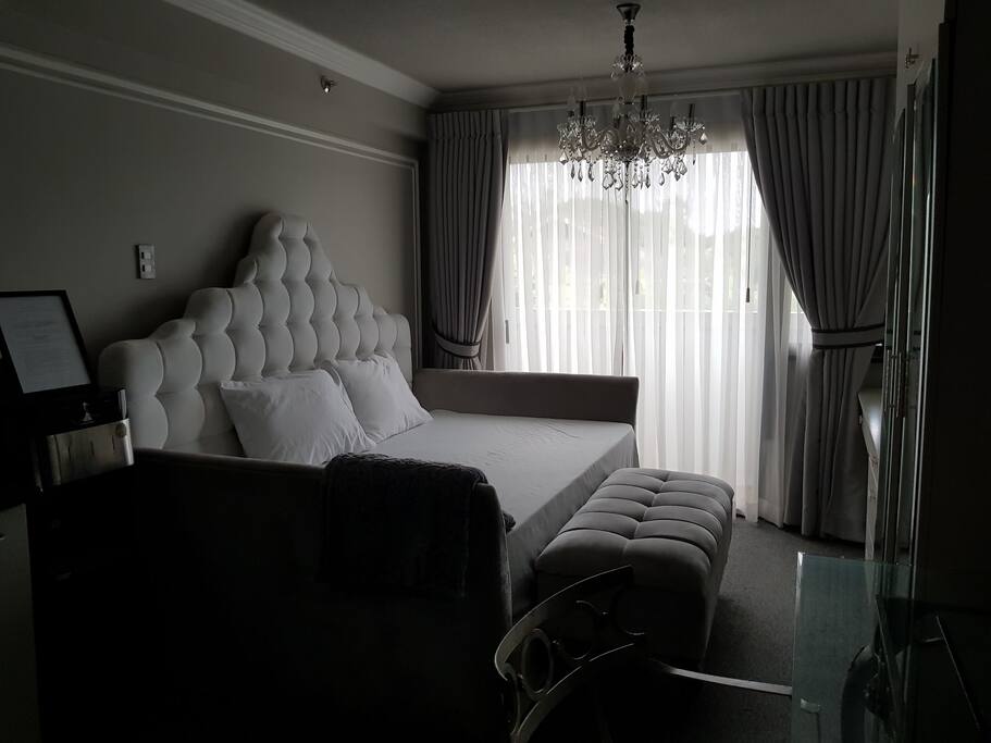 Natural light at around 4pm. This is not a black and white photo. this is how the room looks like without the lights on