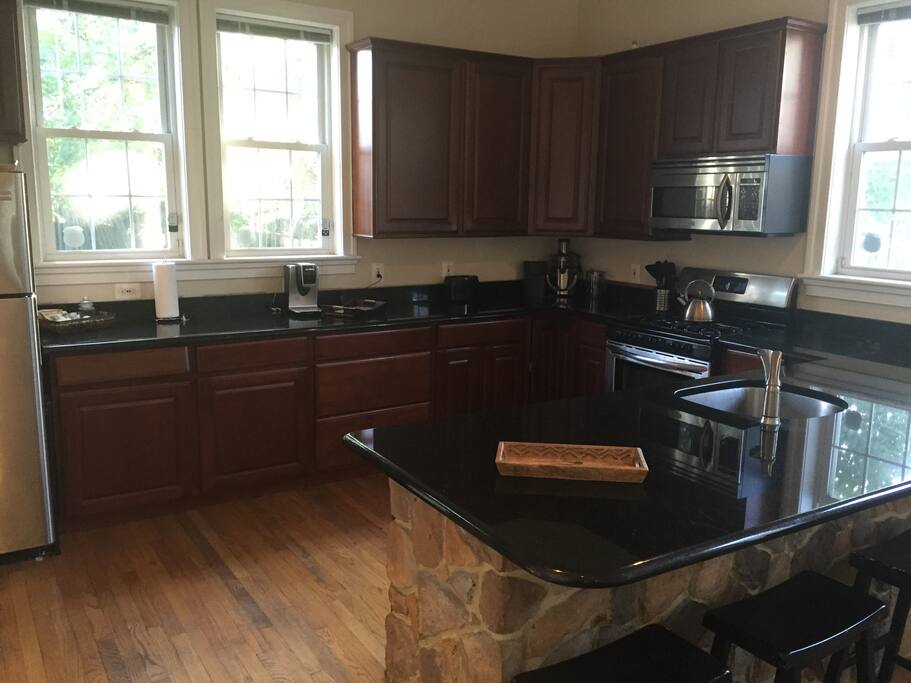 1 bedroom Apt w parking in home with sep entry Houses