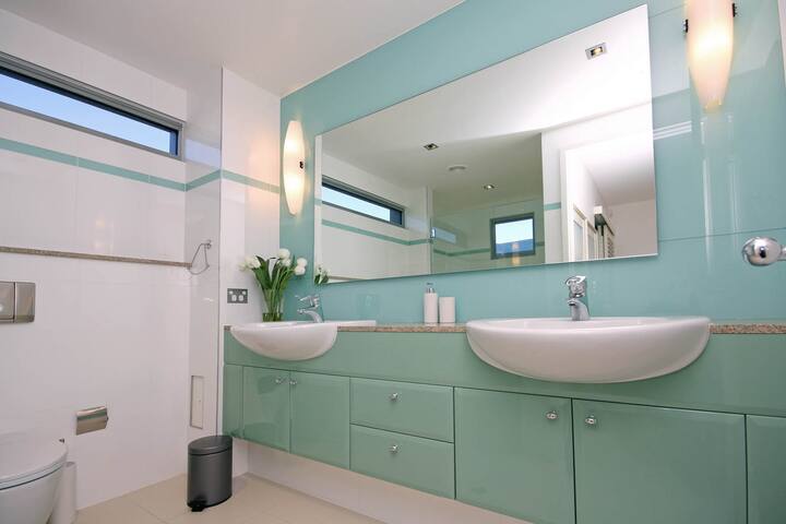 The Breakers 3: Noosa Paradise Retreat gallery image 5