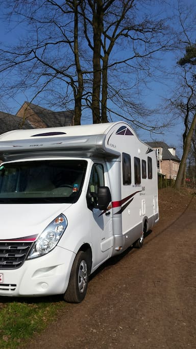 Heeft U altijd al eens willen logeren in een camper ? Dan is dit uw kans !
Op een luxe manier eens een overnachting uit proberen in een VIP Camper.
Wij zetten hem voor U bij Jachthaven de Meerpaal waar U midden in de bossen logeert en op loopafstand van het Parelstrand.
The Queens bed is een luxe camper met een aparte slaapkamer.
U kunt heerlijk rustig slapen in het Queens bed. Wij zorgen dat de bedden zijn opgemaakt en U voorzien wordt van een heerlijk ontbijt.