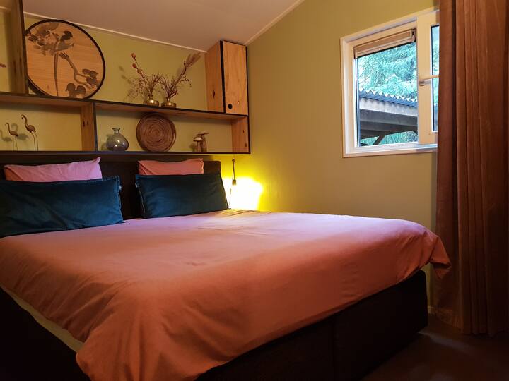 Chumba kikuu cha kulala chenye kitanda kizuri cha masanduku mawili ya chemchemi