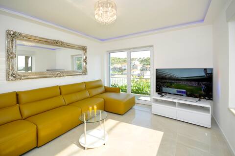 Popular Airbnb listing: Luxury apartment/private jacuzzi/open from April! in Trogir