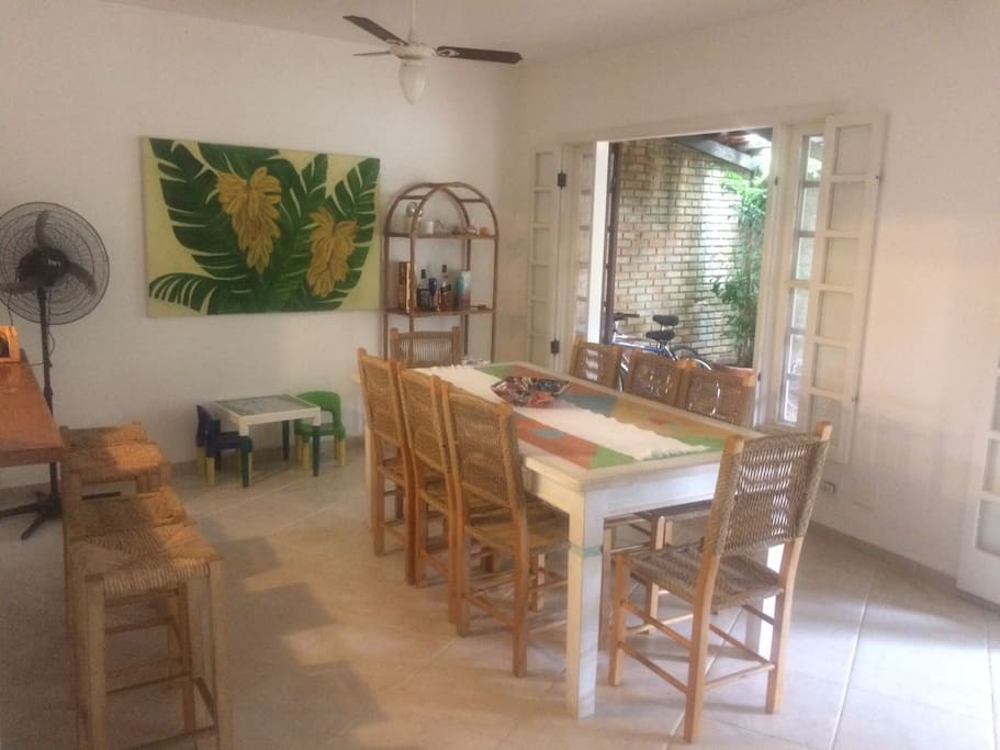 Sala de Jantar, com cozinha americana e vista para a varanda.