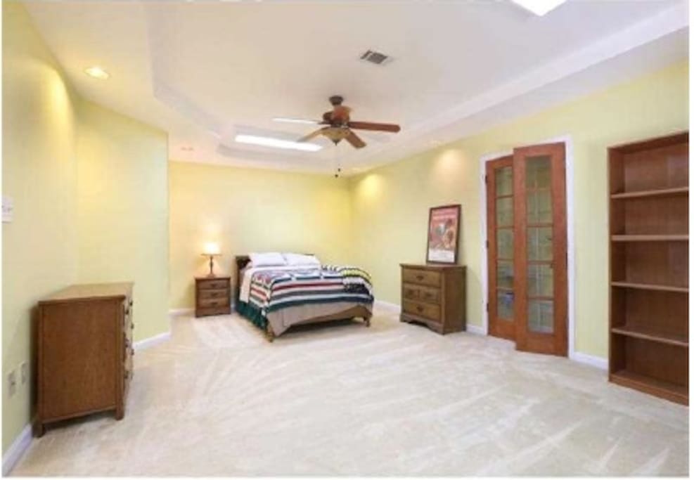 Bedroom with dressers and nite stands
