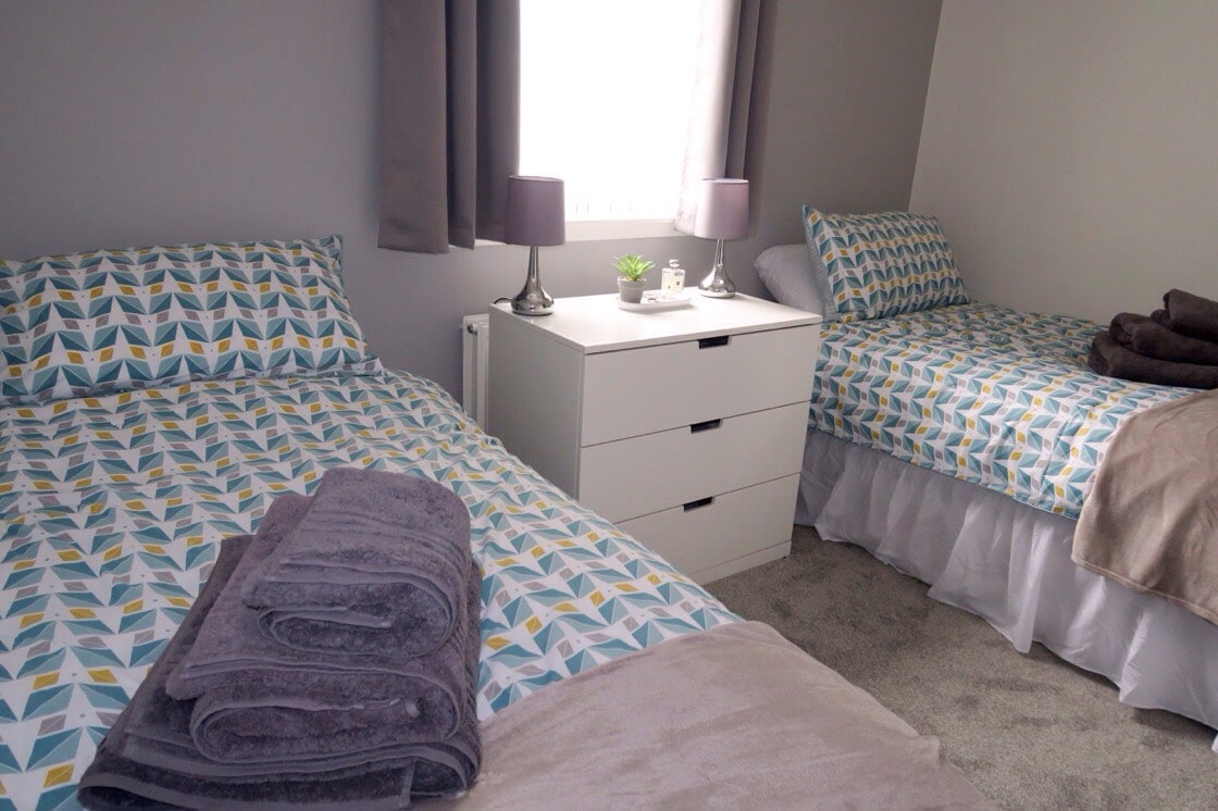 ห้องนอนเตียงแฝดพร้อมตู้เสื้อผ้าในตัว