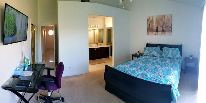 Chambre #1 suite parentale
- Éclairage naturel
- Lit queen size
- Hauts plafonds voûtés
- Smart TV 42"avec Roku, Netflix, etc.
- Bureau pleine grandeur avec chaise.
- Deux placards de grande taille avec portes miroirs coulissantes
- Salle de bains attenante:
vasque à double lavabo