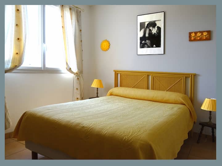 Svijetla soba s suncokretima okrenuta prema jugu