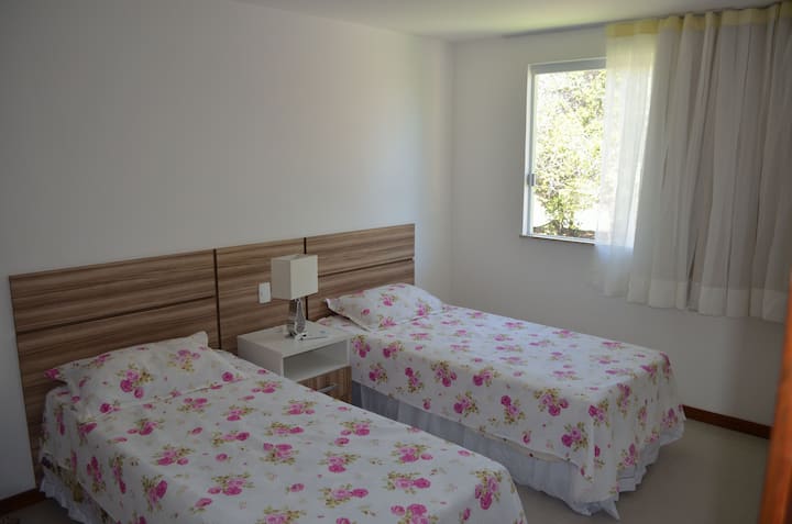 Suite 3 (étage supérieur), lits simples et matelas supplémentaires