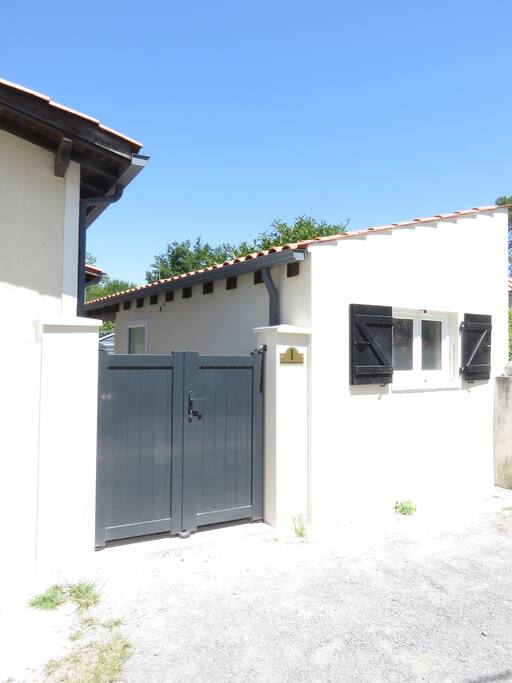 Une chambre avec son entrée et indépendante de la maison