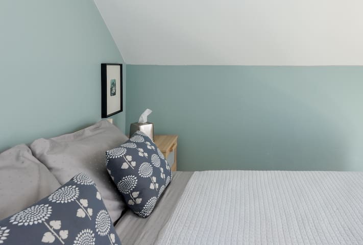 Huge Sunlit Gem, Free Parking, No Cleaning Fee gallery image 4