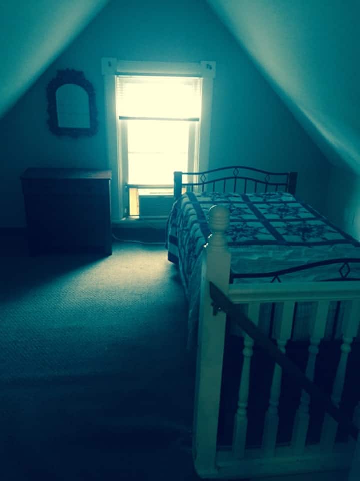 dormitorio trasero (pequeño) con cama doble