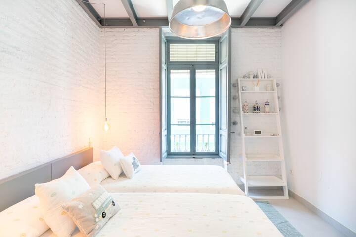 M House Loft with Terrace Close to Port, Beach and Subway gallery image 4