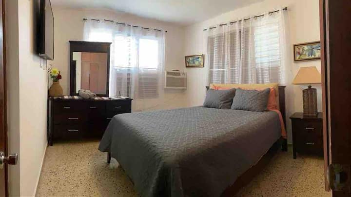 dhomë gjumi master me banjë. 
krevat dopio "queen", ajër të kondicionuar dhe televizor inteligjent me HBO Max, Netflix, Amazon, Disney Plus, Hulu