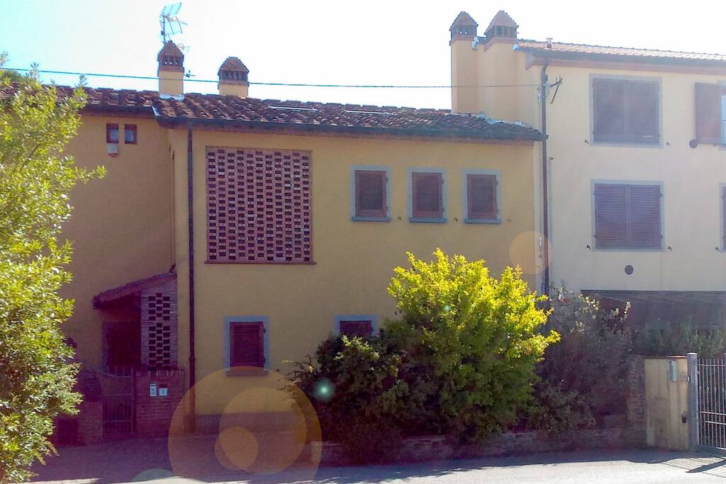 La storica corte Guerri con l'ingresso all'appartamento