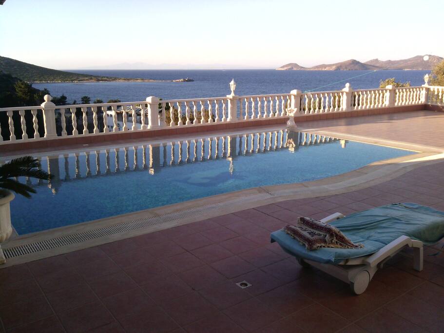 traumhafter Poolmeerblick
