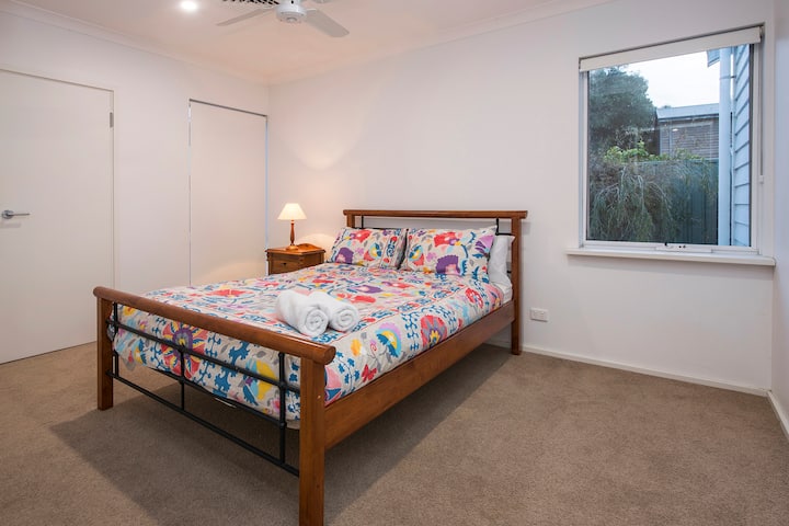 غرفة نوم بسرير كبير.