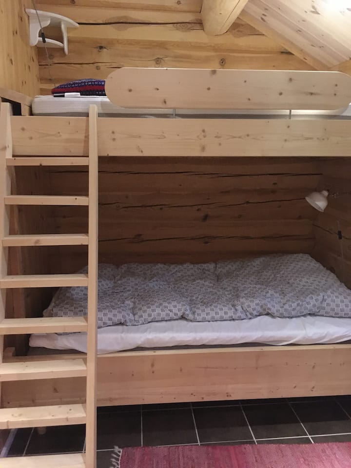 Двойно легло на долния етаж и лесно на горния. Добра височина на тавана.