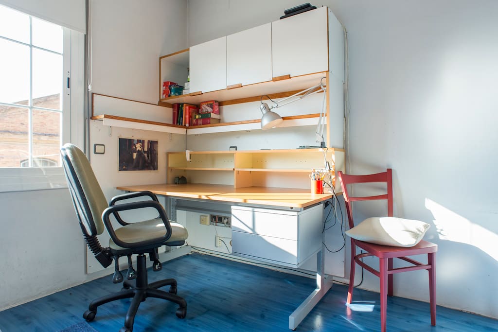 Tienes una mesa para trabajar con tu ordenador.