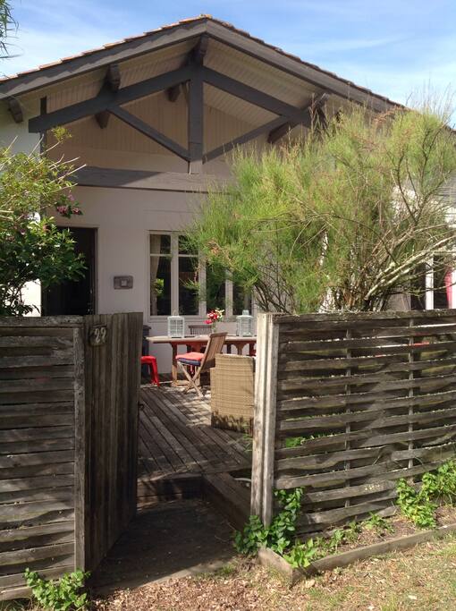 Le jardin avec terrasse depuis la rue
