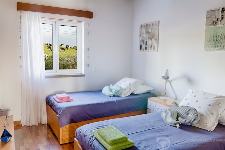 Spavaća soba 2: Ujutro počinje dan...i svakih 15 dana nas iznenade sretne male krave...autentične tihe "kosilice"!