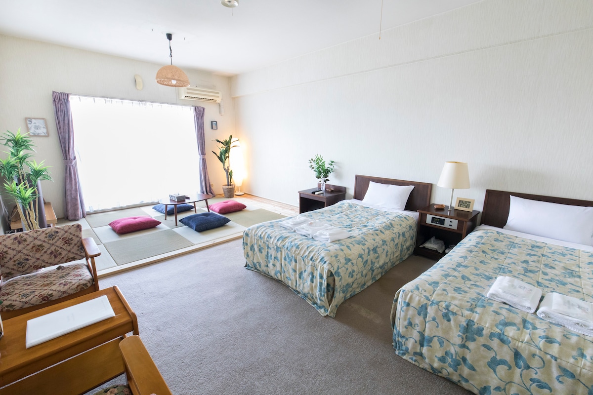 เตียงเดี่ยวที่สะดวกสบาย 2 หลัง 