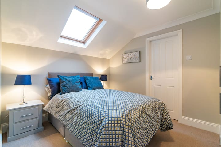 Druhá spálňa s manželskou posteľou a dverami s vlastnou kúpeľňou