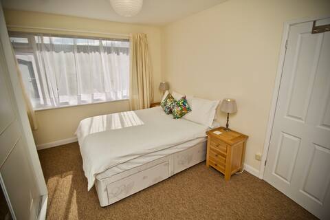 Lovely Large, Clean & Cosy Room near Canal & Town