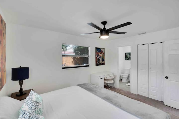 ¡Relájate en tu oasis privado con un baño privado diseñado para la máxima comodidad! ✨ #SpaVibes #PrivateRetreat #TampaStay