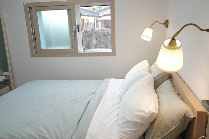 最好打开模拟墙灯并阅读。