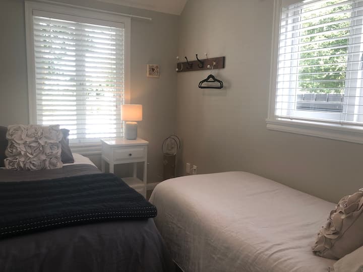 キングサイズのシングルベッドとシングルベッドを備えた2つ目のベッドルーム。高品質のリネンが用意されています。