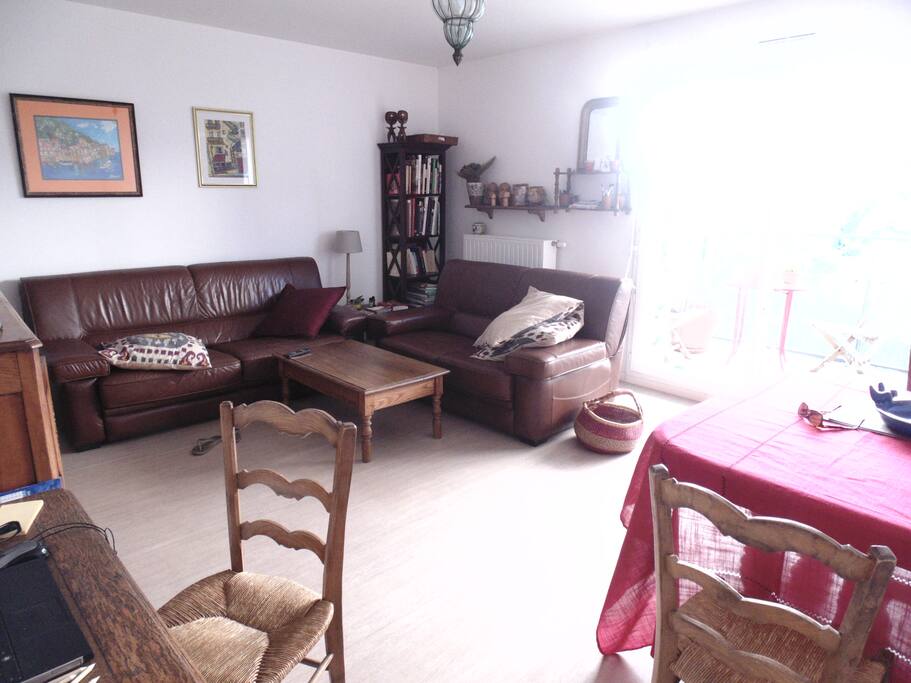 Mon salon avec télé et table à manger