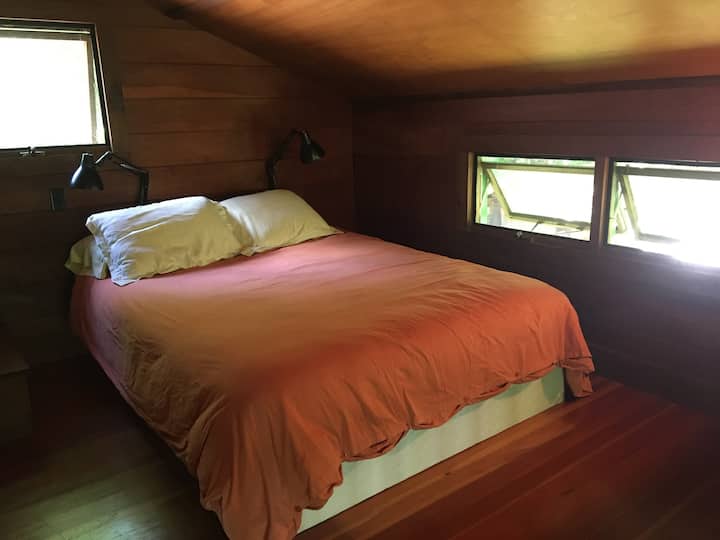 غرفة النوم الرئيسية في الشقة العلوية