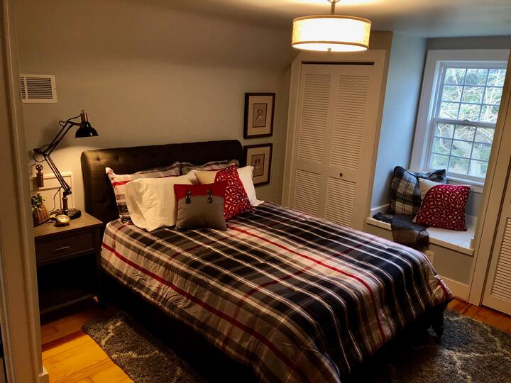 Queen & twin bedroom: Second floor bedroom (queen bed and twin bed) and is next to a full bath (with shower/tub).