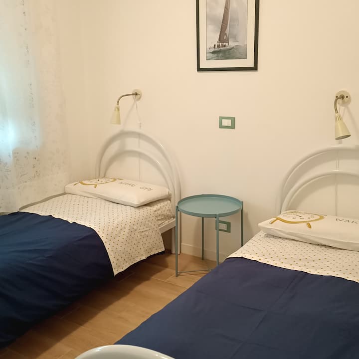 חדר שינה שני עם מיטות יחיד