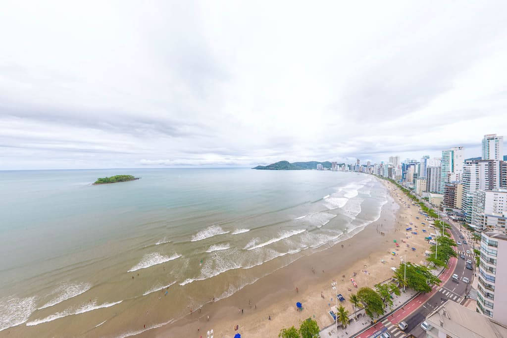 Vista para mais da metade da praia de Balneário Camboriú