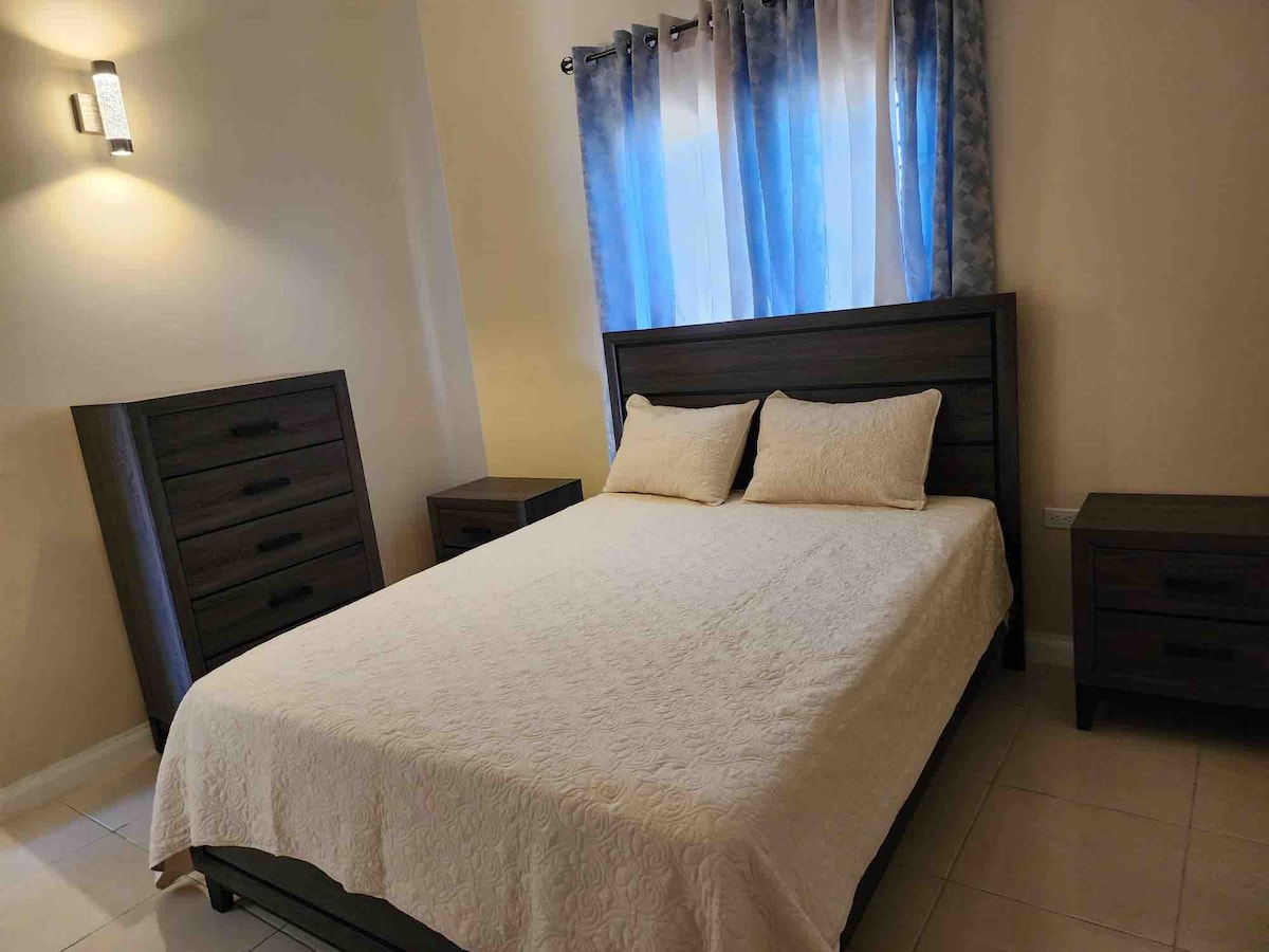 2号卧室，配有1张标准双人床、床头柜和棚屋