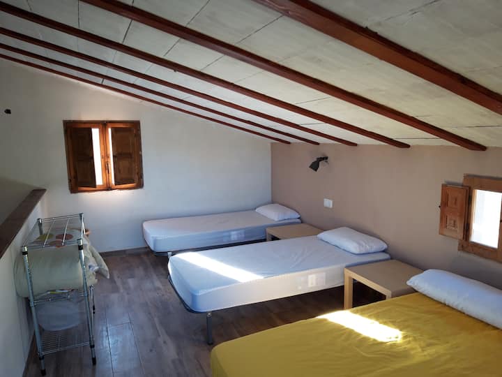 Amplio dormitorio muy iluminado, con 2 camas de 90 y 1 cama de matrimonio. Tiene un balcón desde el que se ve amanecer 