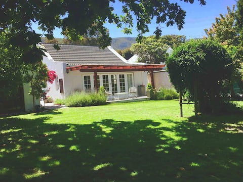Acorn Cottage - Charming, central. No loadshedding