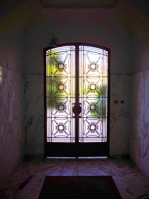 Art deco door leading to lobby