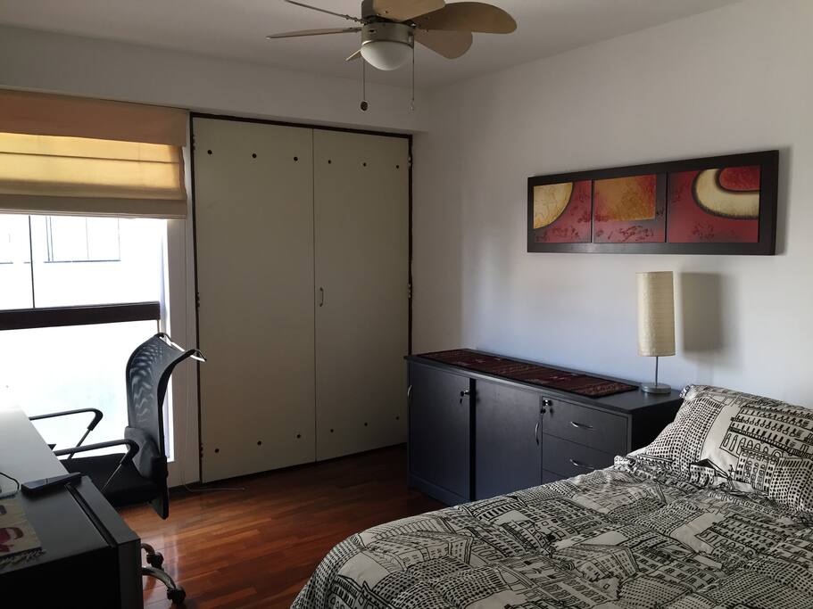 Habitación 2 - cama dos plazas, escritorio, wifi, ventilador de techo