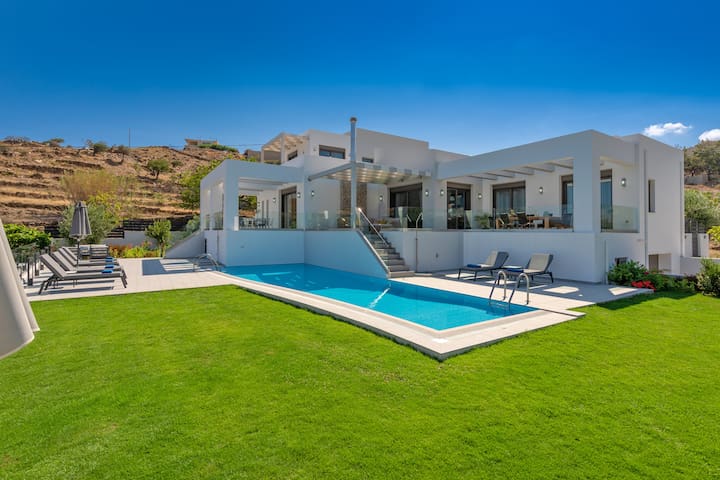 Eolia Iconic Villa, walking distance to the beach