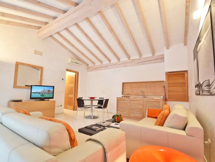 Travi a vista su tutta la casa e angolo cottura