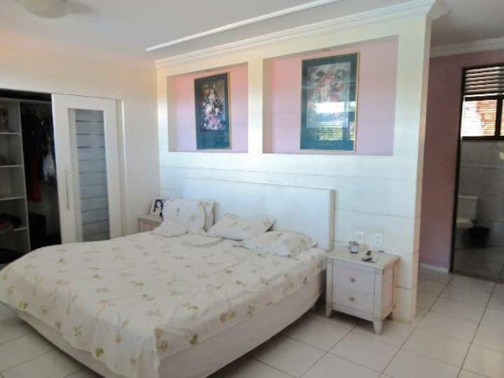 Chumba kilicho na kabati ya kuingia