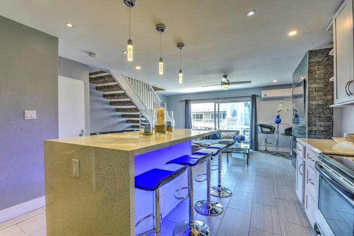 Oceanview! 2Br Loft + Rooftop Deck Ultra Modern gallery image 3